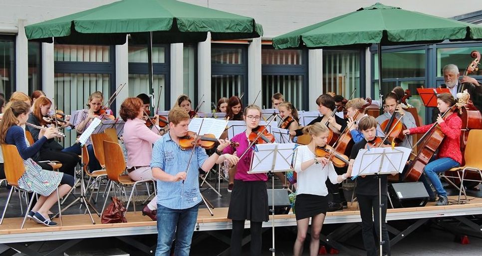 Mit Musik wird die Leiterin, Birgit Gemander, in ihren Ruhestand verabschiedet. Foto: eb