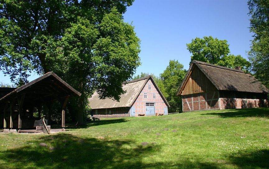 Auf dem Hostorischen Moorhof gibt es leckeren Butterkuchen und man kann den Torfstechern bei der Arbeit zu sehen. Foto: eb