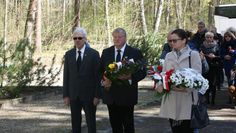 Samtgemeinderatsvorsitzender Manfred Knust (Mitte) legte mit Ehrensamtgemeinde- bürgermeister Werner Otten und einer Vertreterin aus Scalea Blumen an einem Denkmal in den Piasnitzer Wäldern nieder. Foto: sla