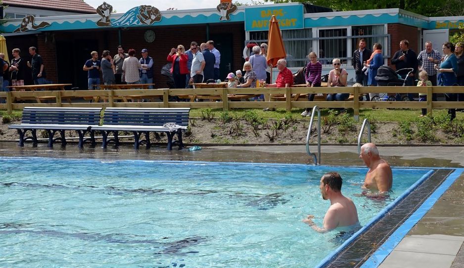 Offizielles Anbaden im Lubibad. Ortsvorsteher Thorsten Steinberg  (v.l.) und Badeaufsicht Dieter Rademacher wagten zuerst den Sprung ins kühle Nass.  Foto: khe