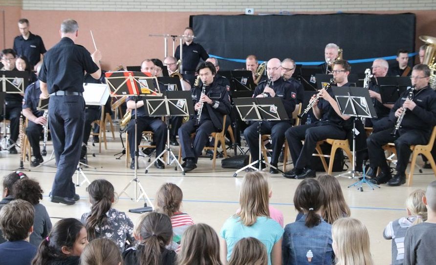 Musik soll bei dem Stück „Namene“ wichtige Punkte und Informationen zum Thema Prävention, Mobbing, Selbstschutz vermitteln. Jetzt kam das Polizeiorchester nach Ritterhude.  Foto: sr