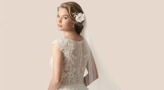 Nicht nur die Feierlichkeiten wollen gut geplant sein bei einer Hochzeit, auch das Kleid der Braut sollte sorgfältig und typgerecht ausgewählt werden. Foto: Lilly/akz-o
