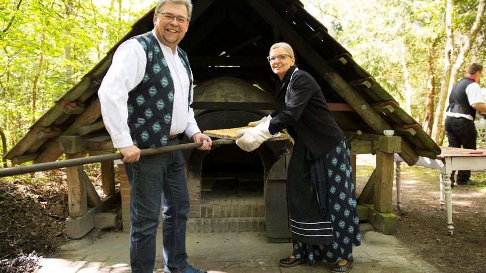 Wolfgang und Petra Rohde am Steinbackofen. Foto: eb