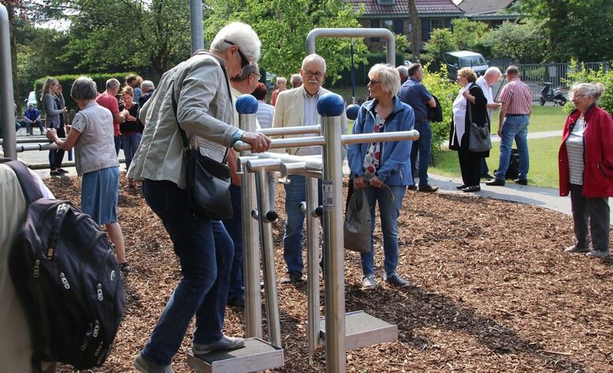 Bereits vor der offiziellen Eröffnung waren die neuen Edelstahlfitnessgeräte bereits heiß begehrt. 
 Foto: sr