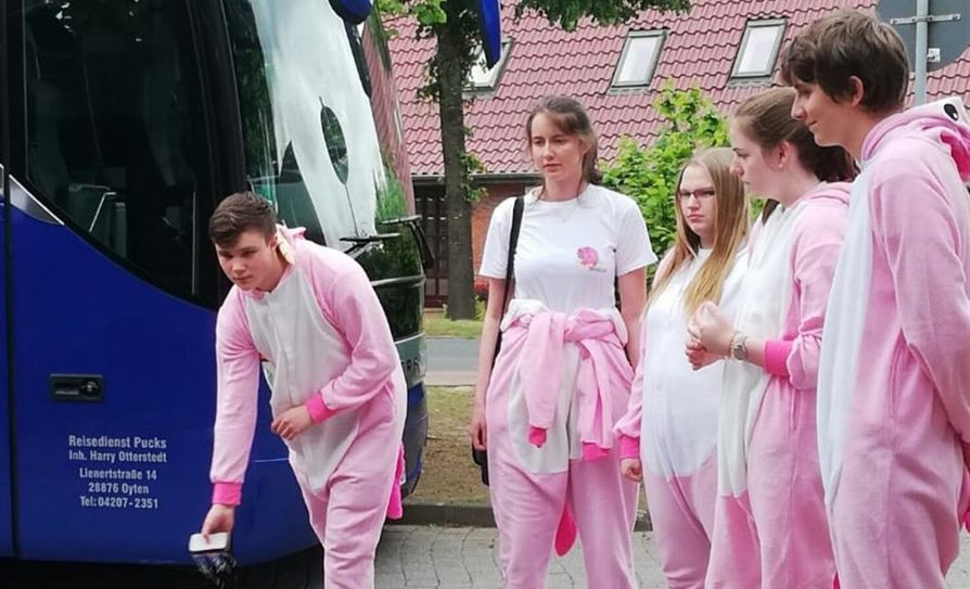 Die „Pink fluffy unicorns“ aus Hollen versuchten sich im Schwammzielwerfen. Foto: dcl