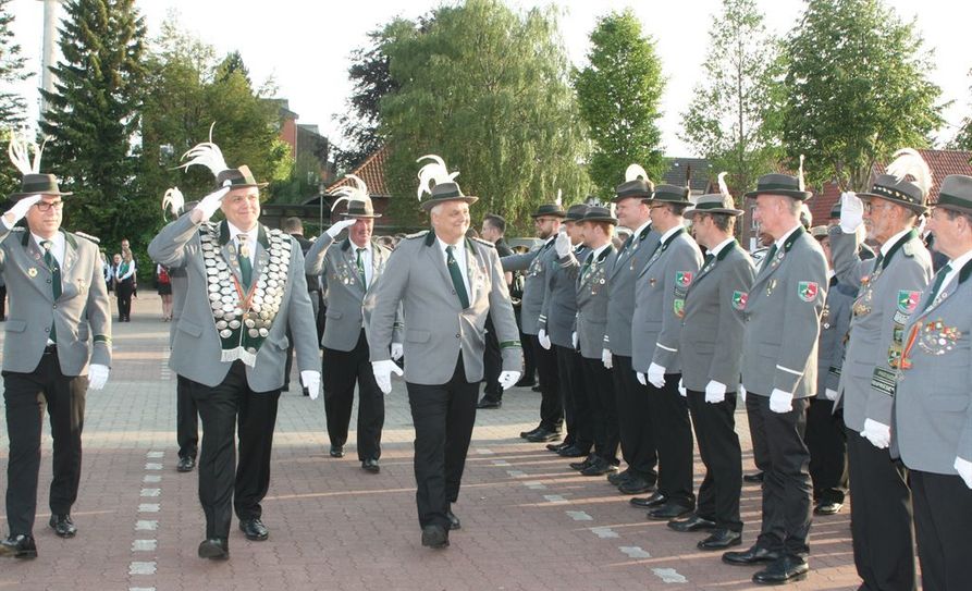 Schützenkönig Klaus Meyer schritt mit Kommandeur Friedo Meyer (rechts) und Patron Edo Neumann die Front ab.  Foto: sla