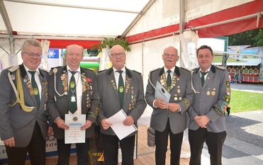 Im Rahmen des Kuhstedter Schützenfestes ehrte der Präsident des Oste-Hamme-Ringes, Jürgen Slotosch (r.), Jörn Prigge (2.v.l.) und Norbert Ales (2.v.r.) mit der silbernen Ehrennadel des Oste-Hamme-Ringes. Schützenpräsident Holger Rubach (l.) überreichte Hartwig Ahrens (Bildmitte) die Ehrenurkunde für 60-jährige Mitgliedschaft.
 Foto: eb