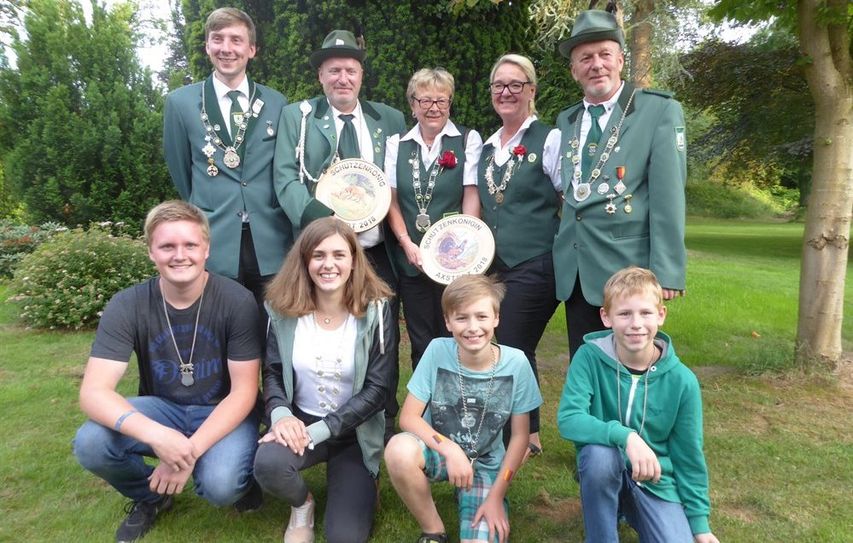 Vizekönig Nico Göttsche, Schützenkönig Heiko Fuhrken, Schützenkönigin Gabi Faß, Vizekönigin Susanne Hölling, Zaunkönig Kay Kritzler, Jugendvizekönig Lars Hennings, Jugendkönigin Laura Wellbrock, Kindervizekönig Joris Bullwinkel und Kinderkönig Domenik Poethke (v. li.).  Foto: eb