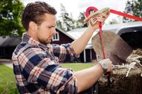 Wer Gartenabfälle wegfährt, sollte diese während der Fahrt gut sichern, um Unfälle zu vermeiden.
Foto: djd/Quickloader