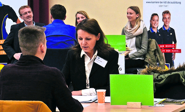 Beim Azubi-Speeddating in der Stadthalle haben zukünftige Auszubildende und potenzielle Arbeitgeber die Möglichkeit, sich in kurzen Gesprächen kennenzulernen.  Foto: Archiv/ek