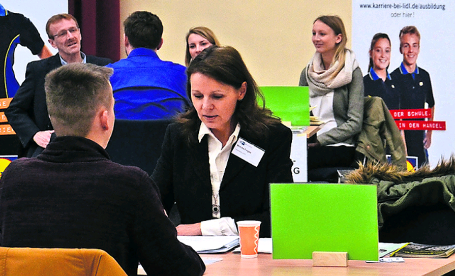 Beim Azubi-Speeddating in der Stadthalle haben zukünftige Auszubildende und potenzielle Arbeitgeber die Möglichkeit, sich in kurzen Gesprächen kennenzulernen.  Foto: Archiv/ek