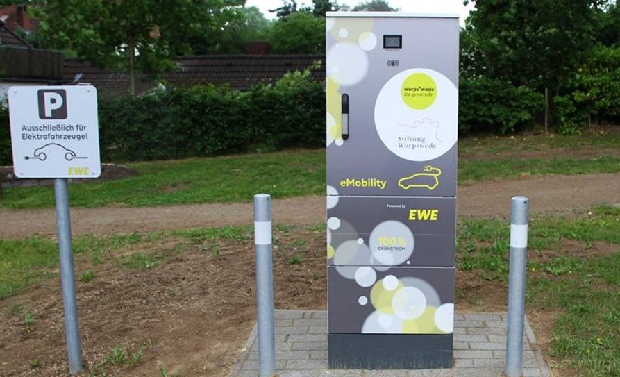 Ab sofort können Elektrofahrzeuge an der Ladestation auf dem großen Parkplatz in der Bergstraße aufgetankt werden. Foto: mr