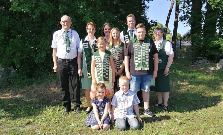 Beginenen von der hintesten Reihe nach vorne (v.l.): Alterskönig Uwe Hülsen, Königin Astrid Slonka, Begleitung des Königs Susanne Thielker, Schützenkönig Jens Haase, Kinderkönigin Kira Kahrs, Jugendkönigin Chaya Harz, Kinderkönig Joshua Norden, Präsidentin Ute Tiedemann, Vogelstechkönigin Lotte Antons und Vogelstechkönig Tjarko Kahrs. Foto: eb