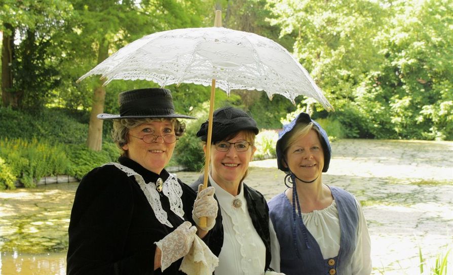 Regina Behnken, Anita Brunkhorst und Anita Ross (v.l.n.r.) vermitteln Geschichte mit viel Charme.
         Foto:Bachmann-Museum