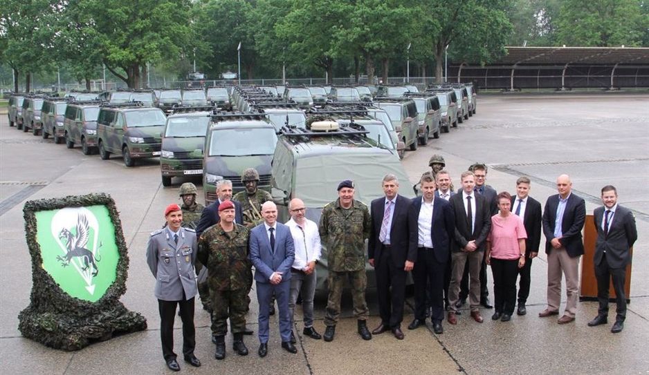 Viele Dienststellen und Entscheidungsträger sind nötig, damit die Zufuhr von neuem Material in der Bundeswehr funktioniert: Oberst Thomas Geßner, Kommandeur des Fallschirmjägerregimentes 31 (vorne, 2.v.l.), kann sich über 46 neue VW Widder für seine Einheit freuen. Offiziell übergeben wurden sie durch Vizedamiral Carsten Stawitzki (vorne 5.v.l.).   Foto: ue