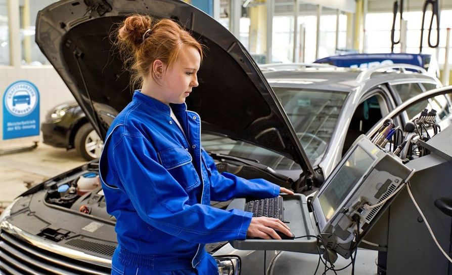 Viele Kfz-Meisterbetriebe bieten einen Rundum-Check für den Pkw vor den großen Ferien an.
 Foto: djd/Kfzgewerbe