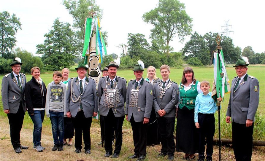 Das glückliche Königshaus der Schützen Heidberg/Falkenberg vom letzen Jahr. Erster Vorsitzender Andre´ Bornemann (links) ist gespannt, auf das diesjähige Fest.  Foto: eb