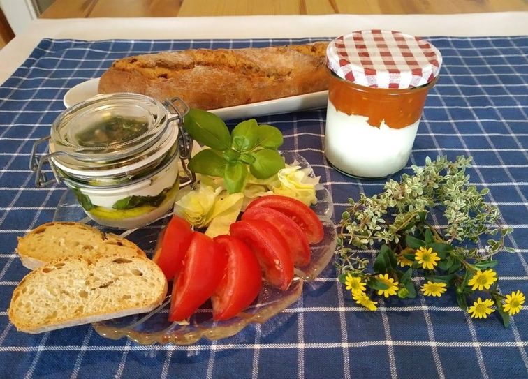 Passend zum Grillen: Meikes Basilikum-Mascarpone-Creme und ein Tomaten-Ziegenkäse-Aufstrich.  Foto: Meike