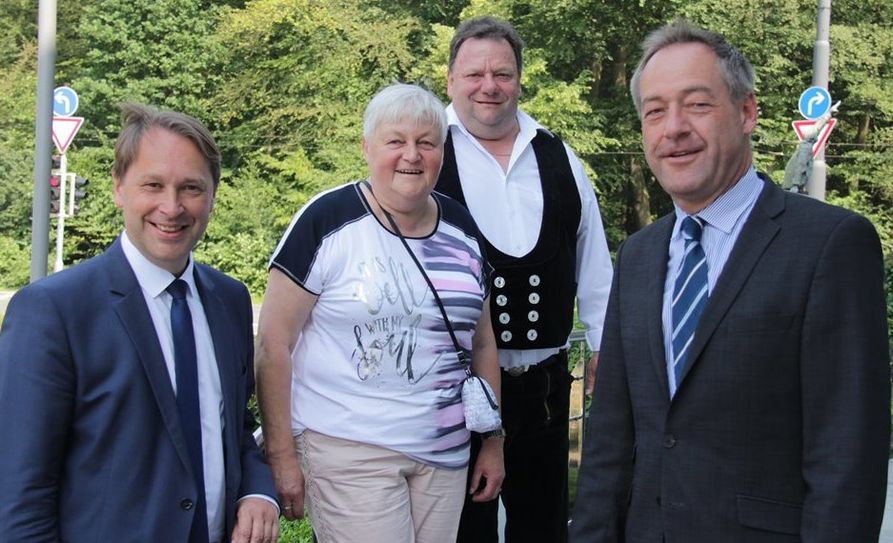 Jens Themsen, Christa Sönksen, Eckhard Kopp und der Volksbank-Geschäftsstellerleiter Karsten Okraffka (v. li.).  Foto: jm