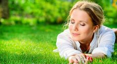 Sieht gut aus und fühlt sich gut an: ein gepflegter Rasen.
Foto: djd/EUROGREEN GmbH/Andrey Kiselev - stock.adobe.com