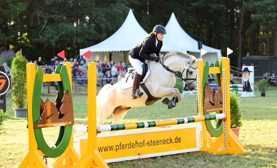 Ann-Christin Knapp im Sprung. Mit einer maximalen Hindernishöhe von 1,50 Meter geht es in diesem Jahr hoch hinaus.  Foto: eb