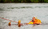 Die Rettung von im Wasser befindlichen Personen von Land mittels Wurfleinen. Dies war eine von zwei Übungsstationen des gemeinsamen Übungsdienstes von Feuerwehr und DLRG.  Foto: eb