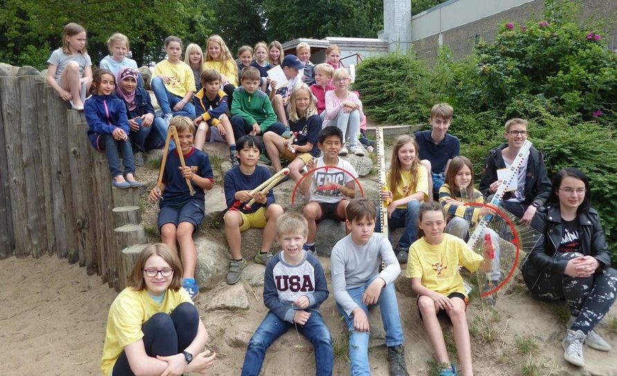 Sie haben den Kopf nicht in den Sand gesteckt: Die Schülerinnen und Schüler freuen sich über ihren Erfolg bei der Mathe-Olympiade.  Foto: hc