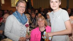 Der Schüler Hendrik konnte über ein Jahr in der öffentlichen Bücherei in Hipstedt Erfahrungen fürs Leben sammeln. Als kleines Dankeschön überreichte er der Leiterin der Bücherei Rita Schönfeld eine Rose.  Fotos: im