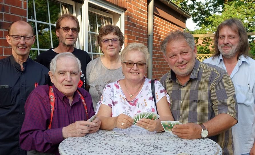 Heinz und Christa Lührs (hinten Mitte) verabschiedeten sich von den „Beverstedter Jungs“. Beim letzten Preisskat in ihrer Stammkneipe räumten Erich Stelter (2.v.l.) Erika Suhling (Mitte) und Volker Schatton (2.v.r.) noch einmal richtig ab.  Foto: khe