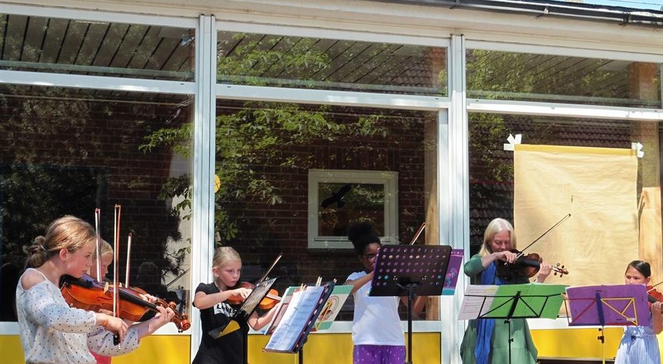 : Auch musikalisch wird wie hier bei der Jubiläumsfeier viel geleistet. Angelika von Hollen, begleitete die Eröffnung des Jubiläums zusammen mit begabten Schülern.  Foto: mf