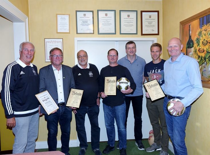 Besuch vom Niedersächsischen Fußballverband aus Cuxhaven: Walter Kopf (1.v.l.) und Heiko Wiehn (3.v.l.) gratulierten den Vorstandsmitgliedern Herbert Lührs, Uwe Louwes , Ralf Cordes, Niels Bardenhagen und Urban Louwes.  Foto: khe