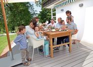 Hell, freundlich und ohne großen Pflegeaufwand - so wünschen sich viele Menschen ihre Terrasse. Foto: djd/NATURinFORM