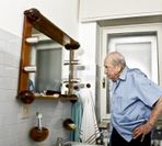 Kein altersgerechtes Badezimmer: Nur 17% geben in einer forsa-Umfrage an, ihr Bad sei altersgerecht. Foto: Adobe Stock/ T. Lizzul