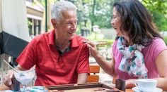 Alles andere als Pflege: Senioren-Assistenten aktivieren Körper und Geist, beispielsweise bei einem gemeinsamen Gesellschaftsspiel. Foto: djd/Büchmann/Seminare/M. Hänisch