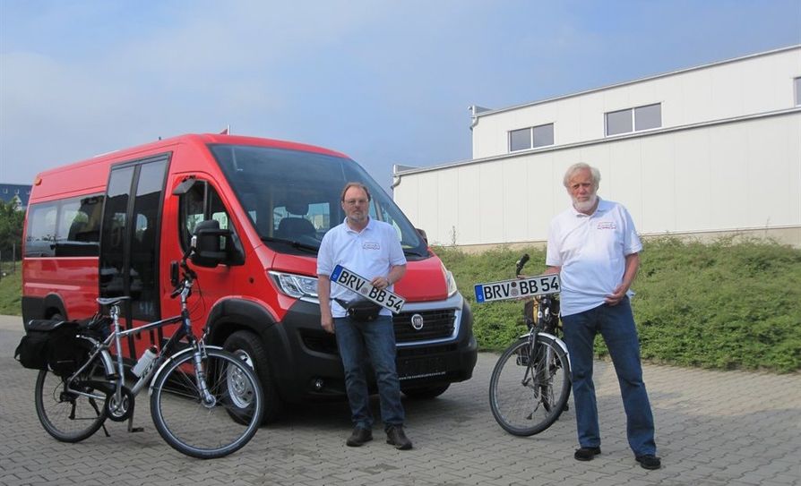 Dr. Michael Obladen (l.) und Rolf Hüchting vom Vorstand des Bürgerbusvereins holten das neue gefährt aus Weida in Thüringen ab und testeten auch gleich die Fahrradsicherung im Bus. Foto: eb