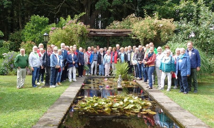 Die Mitglieder des Kneipp-Vereins konnten unter anderem den wunderschönen Landhausgarten in Aurich entdecken.   Foto: eb