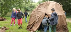 Beim Familientag im Steinzeitlager erhalten die Teilnehmer einen spannenden Einblick in das Leben der Menschen in der Steinzeit.