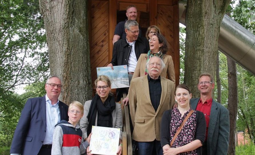 Vertreter des Lions Club Worpswede mit Spendenempfängern im SOS-Kinderdorf.  Foto: jm