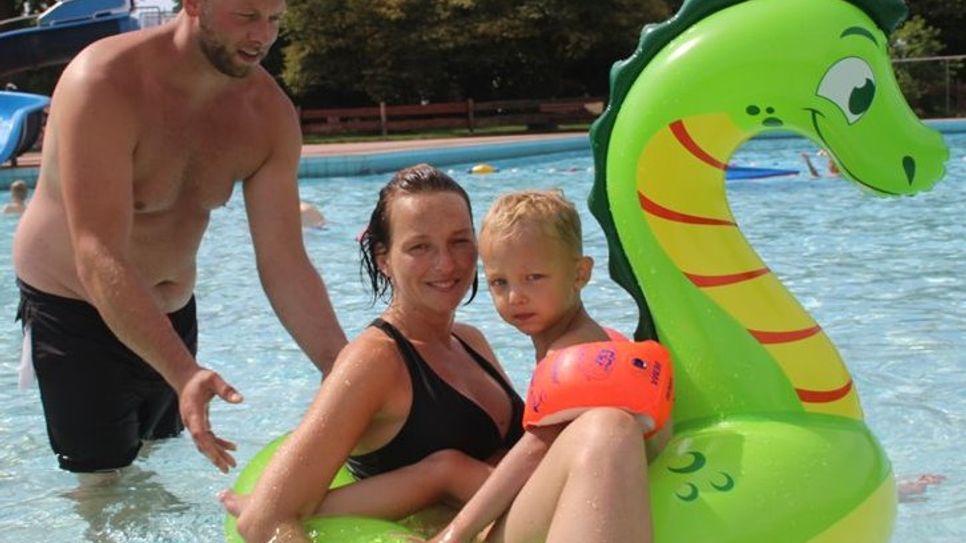 Der vierjährige Anton genießt mit seinen Eltern Dennis und Katharina im Gnarrenburger Waldbad Badespaß in Vollendung. Foto: im