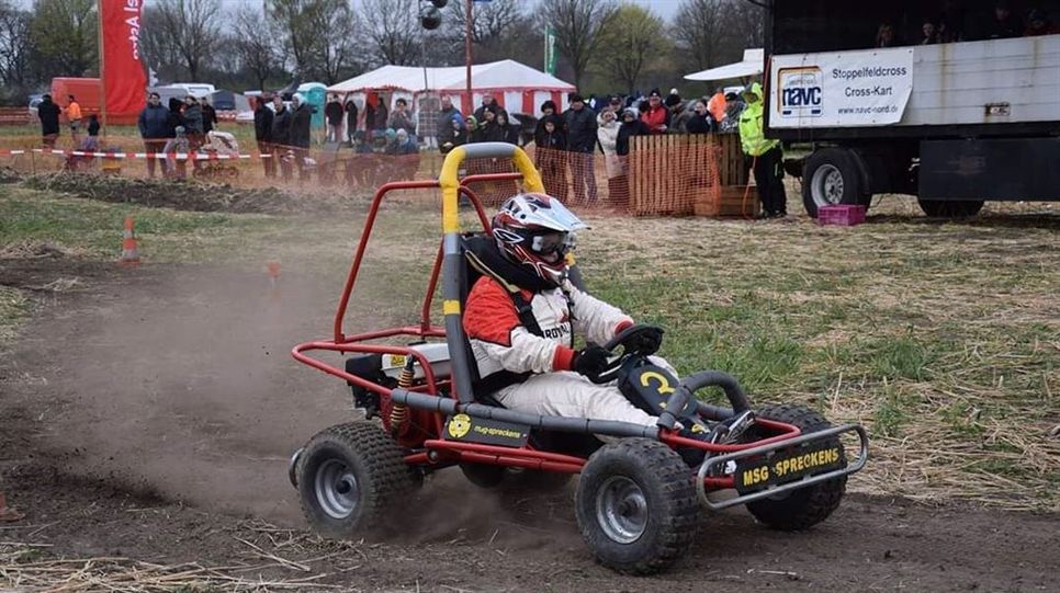 In speziellen Fahrzeugen auf abgemähten Stoppelfeldern: Stoppelcross in Spreckens.  Foto: pix style