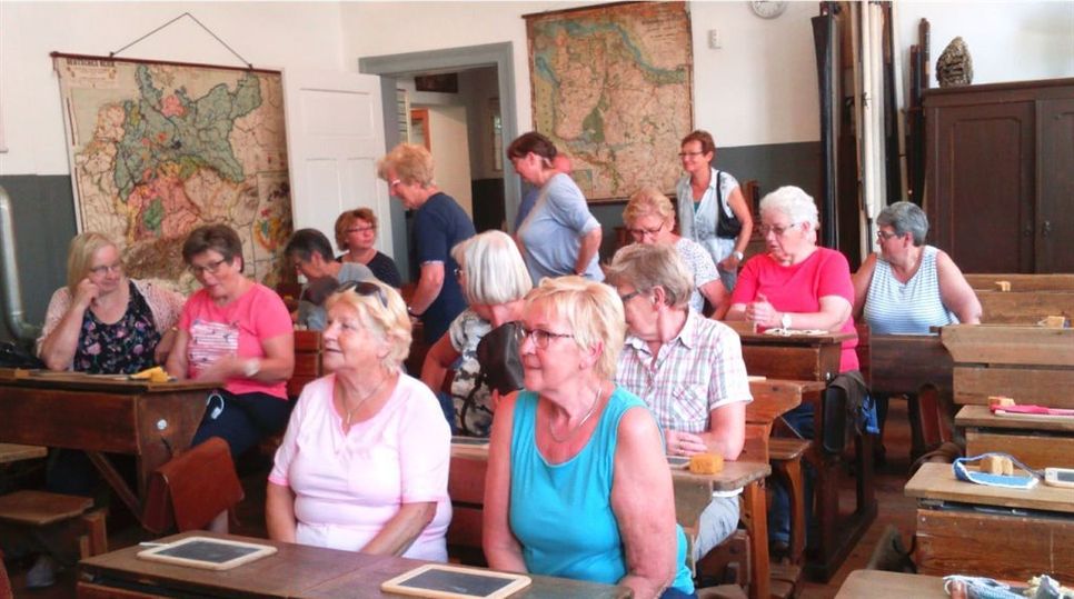 In dem alten Schulgebäude von 1872 konnten die Hollenerinnen die Schule „wie früher“ erleben - mit Griffel und Schiefertafel. Foto: uml