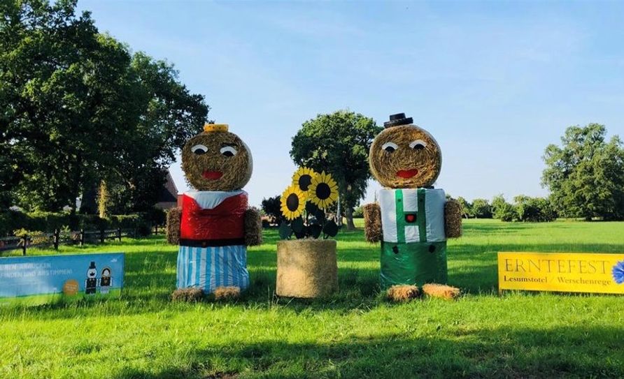 Frau und Herr Heuballen laden die Dorfgemeinschaft Lesumstotel/Werschenrege zum stroh-fröhlichen Erntefest ein.  Foto: eb