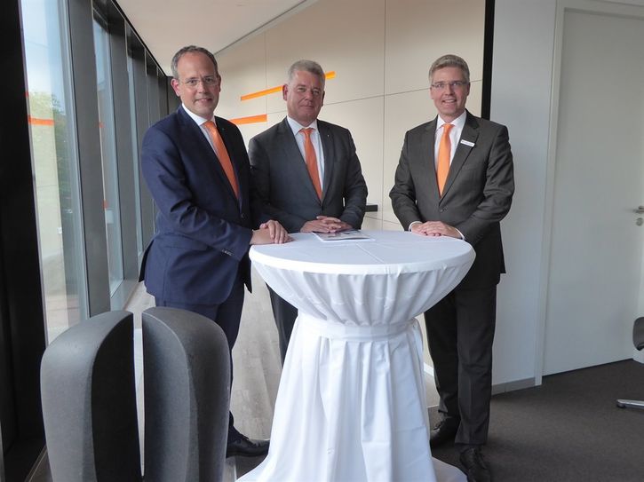 Jan Mackenberg, Mathias Knoll und Marco Feindt (v.li.) zeigen sich zufrieden mit der Halbjahres-Bilanz 2019.  Foto: hc