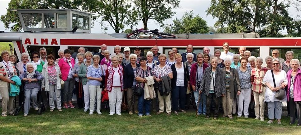 Frelsdorfer und Hipstedter Seniorinnen und Senioren gönnten sich einen Tag Urlaub im Teufelsmoor. Foto: khe