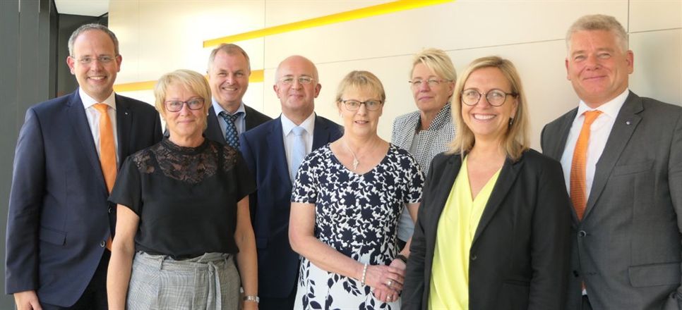 V.l.n.r.: Jan Mackenberg (Vorstand), Barbara Peters, Bernd Witte, Manfred Aldag, Marlies Wilkens-Tomczak, Marion Schnibbe, Ulrike Schloen (Betriebsrat), Mathias Knoll (Vorstand).  Foto: eb