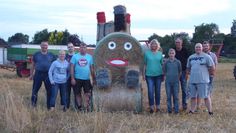 Mit der Partyheuballenlok mit Volldampf voraus: Die Vorbereitungen für das Erntefest in Buschhausen sind abgeschlossen und das Komitee kann es kaum erwarten, dass es los geht.  Foto: eb