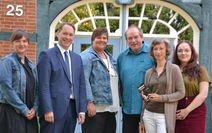 Carolin Novak (Osterholzer Stadtwerke), Jens Themsen (Volksbank), Anke Steinbeck (Stadtwerke), Klaus Möckelmann (Kulturinitiative NordWest), Dr. Martina Michelsen (VHS und Kulturamt Lilienthal) sowie Joana Taucke (Kulturinitiative NordWest) hoffen, dass die neue Konzertreihe gut angenommen und weiter bestehen wird. Foto: ui