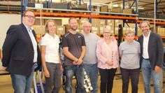 Seit Ende Juli produzieren Mitarbeiterinnen und Mitarbeiter der Lebenshilfe Bremervörde/Zeven jetzt direkt in den Hallen der Thomas Holding. Über die intensivierte Zusammenarbeit freuen sich hier Volker Wahlers, Geschäftsführung der Lebenshilfe, Pirka von der Wense, Gesellschafterin der Thomas Holding, Gruppenleiter Niels Matthias, Mitarbeiter Ingo Schult, Marlies Schröder,  Geschäftsführung der Lebenshilfe, Mitarbeiterin Bettina Winkler und Wilfried Zielken, Geschäftsführer der Thomas Consulting (v.l.).  Foto: ue