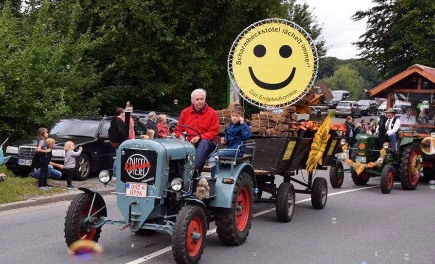 Scharmbeckstotel lächelt immer: Jedes Jahr weiß die Dorfgemeinschaft wie man aus einem Erntefest eine ausgewachsene Party werden lässt.   Foto: eb