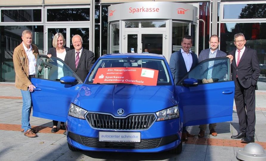 Energy-Blau leuchtet der diesjährige Hauptpreis der Klosterholz-Tombola. Stolz präsentieren den Skoda Fabia die Organisatoren der Klosterholz-Tombola.  Foto: sr